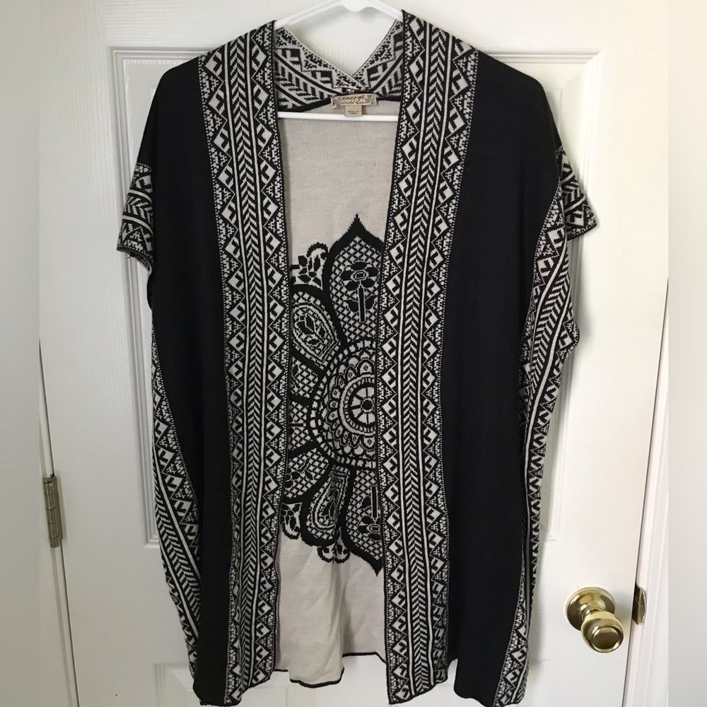 Women’s Energe world wear. Cardigan sweater in size M and black and white color.